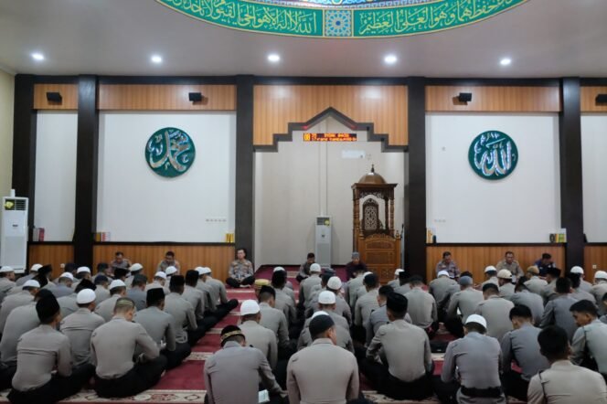 
					Polda Kalimantan Utara secara rutin melaksanakan kegiatan Pembinaan Rohani dan Mental (Binrohtal) bagi seluruh Pejabat Utama (PJU) dan personel di setiap satuan kerja. Kegiatan ini dilaksanakan setiap hari Kamis setelah pelaksanaan apel pagi, Kamis (24/04/2025)