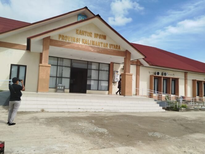 
					Material Gedung BPSDM Kaltara Tidak Sesuai Spesifikasi dan RAB