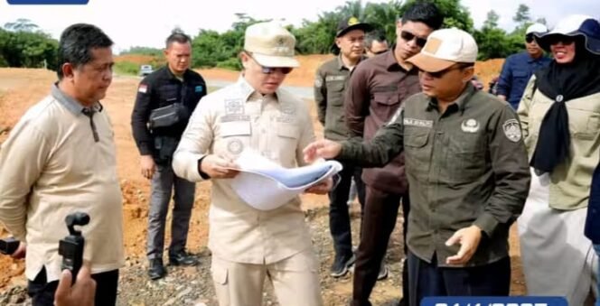
					 Monitoring dan Evaluasi (Monev) dilakukan Bupati Ibrahim Ali didampingi Ketua DPRD Tana Tidung Jamhari dan Kepala Dinas PUPR di lokasi proyek pembangunan Pusat Pemerintahan (Puspem) Tana Tidung, Kamis (24/4/2025).
