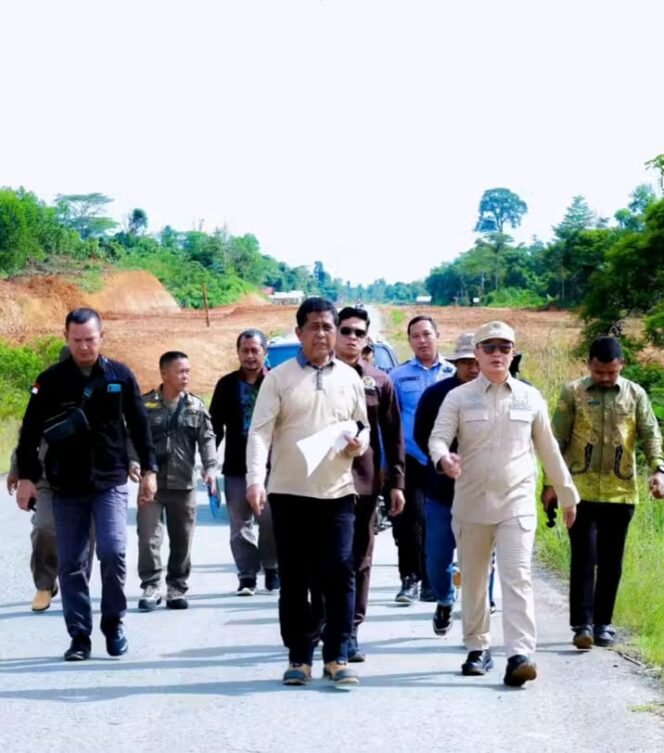 
					Monitoring dan Evaluasi (Monev) dilakukan Bupati Ibrahim Ali didampingi Ketua DPRD Tana Tidung Jamhari dan Kepala Dinas PUPR di lokasi proyek pembangunan Pusat Pemerintahan (Puspem) Tana Tidung, Kamis (24/4/2025).
