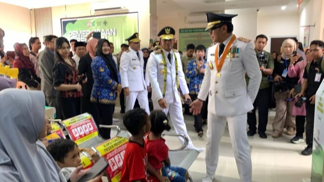 
					Wakil Menteri Dalam NegeriBima Arya Sugiarto meninjau langsung pelaksanaan program pemeriksaan kesehatan gratis di Puskesmas Gunung Bahagia, Balikpapan, Jumat (25/4).