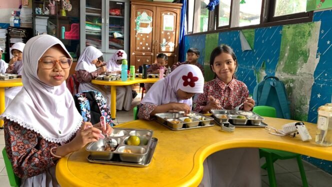 
					Wakil Menteri Dalam Negeri (Wamendagri) Bima Arya berkesempatan meninjau langsung pelaksanaan MBG di SDN 015 Balikpapan Selatan, didampingi Gubernur Rudy Masâ€™ud dan Wagub Seno Aji serta Wali Kota Balikpapan Rahmad Masâ€™ud, Jumat (25/4/2025).