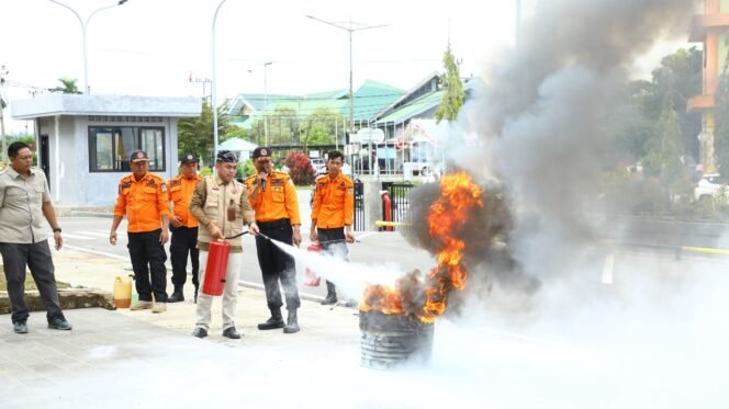 
					Pj. Sekretaris Provinsi (Sekprov) Kaltara Dr. Bustan, S.E, M.SI menjadi Inspektur Upacara (Irup) pada Upacara Peringatan Hari Kesiapsiagaan Bencana (HKB) Tahun 2025, digelar dilapangan Kantor Gubernur Kaltara, Sabtu (26/4) pagi. 