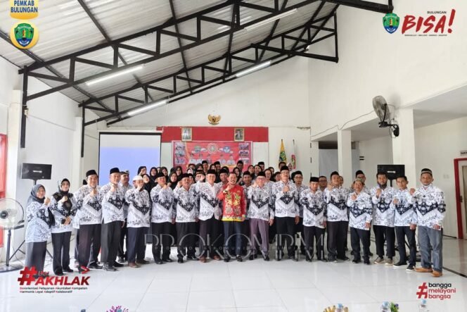 
					Mewakili Bupati Bulungan Syarwani, Asisten Pemerintahan dan Kesejahteraan Rakyat, H Jamal, SH, MAP membuka secara resmi Konferensi PGRI Kabupaten Bulungan Masa Bakti 2025-2030 di Aula MAN di Jl Sengkawit, Tanjung Selor pada Sabtu (26/4/2025).