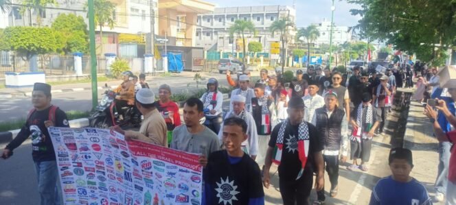 
					Sebagai ungkapan keprihatinan, Majelis Ulama Indonesia (MUI) Kaltara ikut serta dalam aksi damai membela Palestina yang digelar dengan berjalan kaki dari titik kumpul Bandara Juwata Tarakan ke simpang empat GTM, Minggu (27/4/2025).