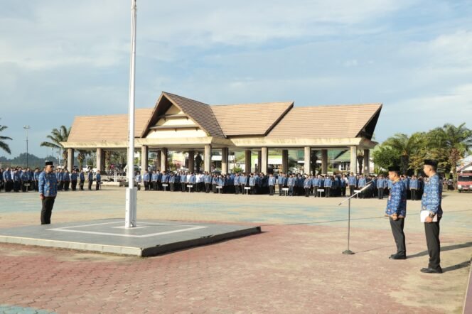 
					OTONOMI DAERAH : Pj. Sekprov Kaltara Dr Bustan, SE., M.Si memimpin upacara peringatan Hari Otonomi Daerah di Lapangan Agatis, Tanjung Selor, Senin (28/4/2025) pagi 