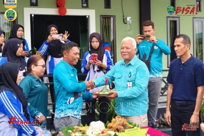 
					 Tasyakuran HUT Desa Kelubir ke 41 Tahun dan peresmian Gedung Sekretariat Bersama Desa Kelubir di Kecamatan Tanjung Palas Utara dihadiri Kepala Dinas Pemberdayaan Masyarakat dan Desa (DPMD) Kabupaten Bulungan, Drs Sigit Raharjo, Kamis (24/4/2025).