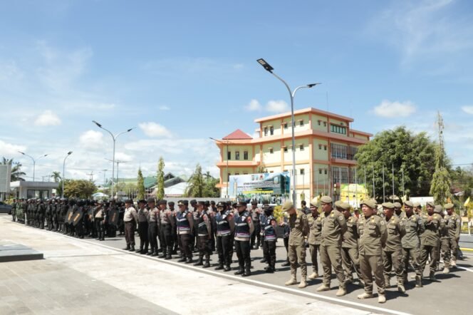 
					Pemerintah Provinsi Kalimantan Utara (Pemprov Kaltara) melalui Badan Kesatuan Bangsa menggelar simulasi pengendalian massa di Halaman Kantor Gubernur, Rabu (30/4). 
