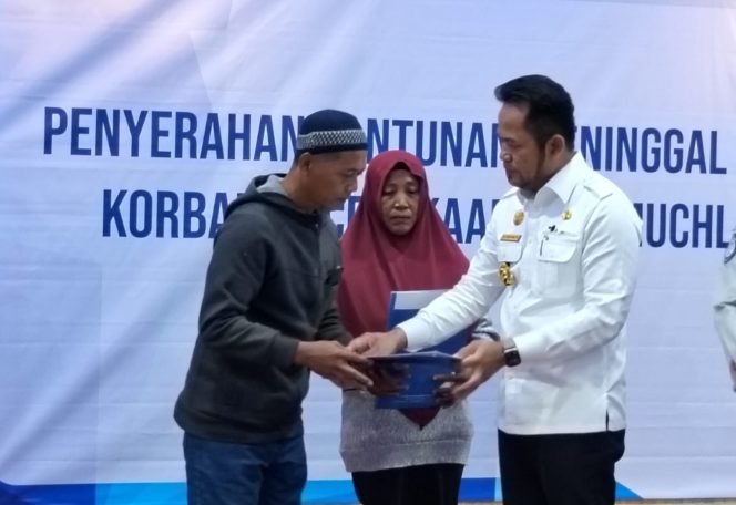 
					Pemerintah Provinsi (Pemprov) Kalimantan Timur bersama Jasa Raharja memberikan bantuan kepada keluarga korban tenggelamnya KMP Muchlisa. 
Bantuan ini diserahkan langsung oleh Gubernur Kalimantan Timur, Rudy Masâ€™ud, dan Kepala Cabang Jasa Raharja Kaltim, Wanda P. Asmoro, Kamis (8/5/2025).