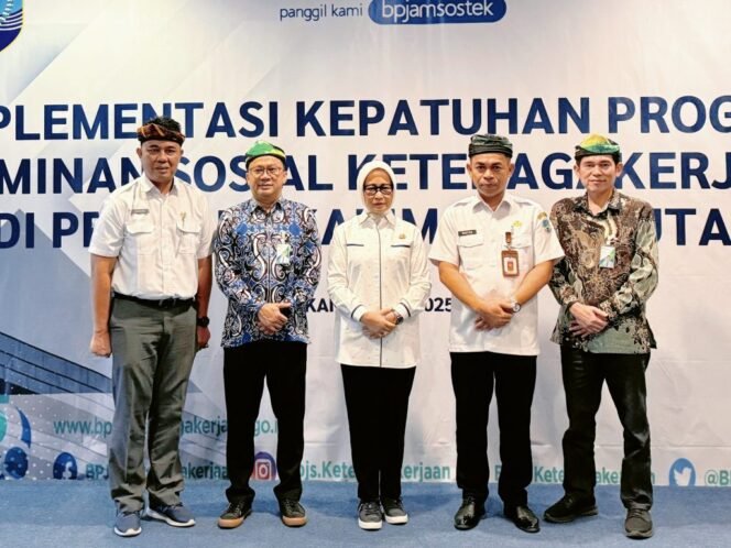 
					Pj. Sekretaris Provinsi (Sekprov) Kaltara Dr. Bustan, S.E., M.Si dengan resmi membuka kegiatan Rapat Monitoring dan Evaluasi Kepatuhan Kepesertaan Jaminan Sosial Ketenagakerjaan Non Aparatur Sipil Negara (ASN) Dan Program di Provinsi Kalimantan Utara. 