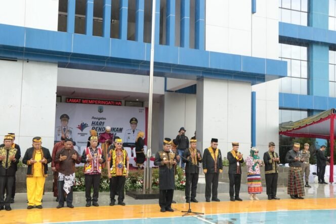 
					Hujan lebat membasahi lapangan SMA Negeri 1 Tanjung Selor tidak menyurutkan semangat Gubernur Kalimantan Utara (Kaltara) Dr. H. Zainal A. Paliwang, S.H., M.Hum mengenakan pakaian kebesaran Kesultanan Bulungan untuk tetap melaksanakan Upacara Hari Pendidikan Nasional (Hardiknas), Jumat (2/5). 