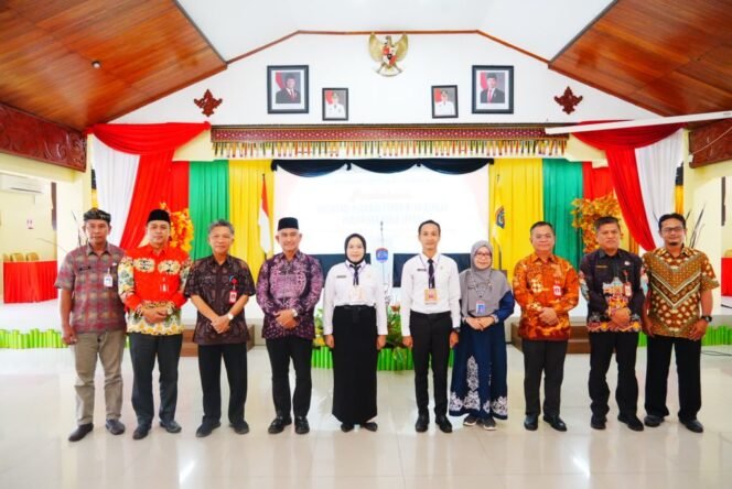 
					Kepala Bidang Sertifikasi, Kelembagaan, Pengembangan Kompetensi Manajerial dan Fungsional Badan Pengembangan Sumber Daya Manusia (BPSDM) Provinsi Kaltara, H. Intan Rokhimah, S.E., M.AP., membuka Orientasi Pegawai Pemerintah dengan Perjanjian Kerja (PPPK) di lingkungan Provinsi Kaltara kelas Kota Tarakan Tahun 2025.  