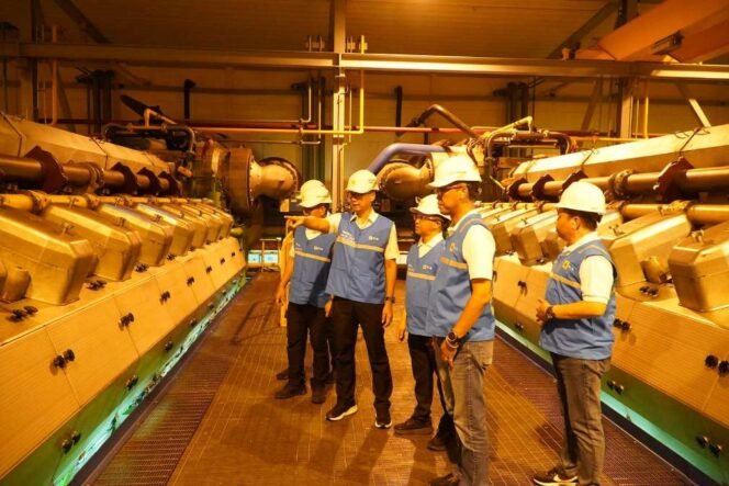 
					Direktur Utama PLN, Darmawan Prasodjo (kedua dari kiri) bersama Direktur Manajemen Pembangkitan PLN, Adi Lumakso (kiri), Direktur Distribusi PLN, Adi Priyanto (ketiga dari kanan), Direktur Transmisi dan Perencanaan Sistem PLN, Evy Haryadi (kedua dari kanan), dan General Manager PLN Unit Pengatur dan Penyalur Beban (UP2B), Purnomo Iskak (kanan) saat mengecek PLTDG Pesanggaran, Bali pada Sabtu dini hari (3/5).