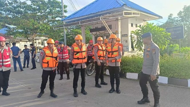 
					Tim Respon Bencana Brimob Kaltim Evakuasi Kapal Ferry Tenggelam di Teluk Balikpapan