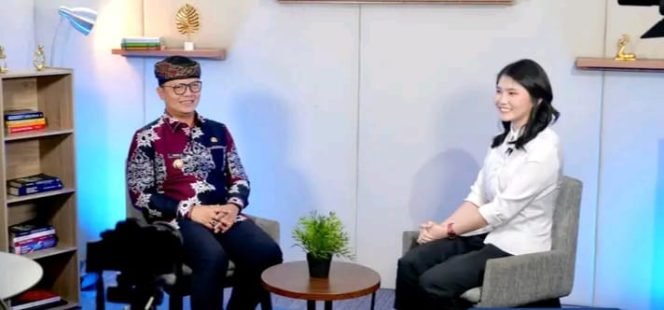 
					Bupati Tana Tidung, Ibrahim Ali menjadi tamu undangan dalam podcast Kompas.tv sebagai perwakilan Kepala Daerah dari Kalimantan Utara (Kaltara) untuk memaparkan visi misi 5 tahun kedepan, di Studio On Air Kompas TV Lantai 5 Menara Kompas Jakarta, Senin (5/5/2025).

