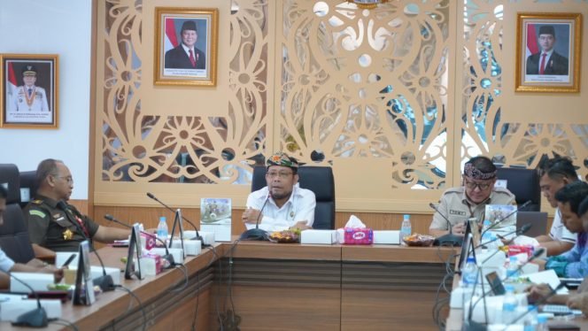 
					PERKUAT PAD : Asisten bidang Administrasi Umum Polymaart Sijabat, SKM, M.AP mengikuti Rapat Tim Satuan Tugas Pengendalian dan Pengawasan Bahan Bakar Kendaraan Bermotor di Wilayah Provinsi Kalimantan Utara di Ruang Rapat Kantor Gubernur Kaltara lantai 4, Rabu (7/5).