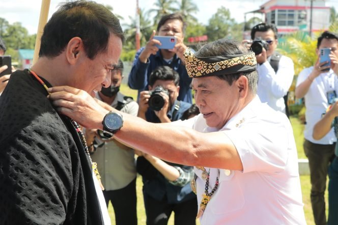 
					KUNJUNGAN KERJA : Gubernur Kaltara, Dr H Zainal A Paliwang, SH, M.Hum mendampingi kunjungan kerja Mentan Andi Amran Sulaiman ke Kaltara, Rabu (7/5).