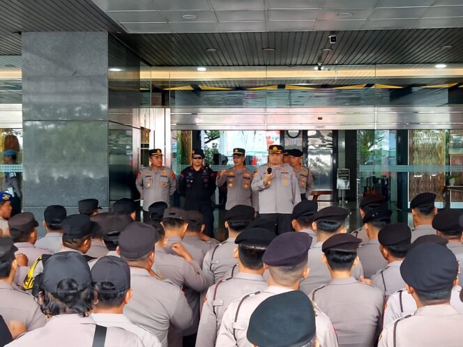 
					Brimob Kaltim Amankan Aksi Damai Driver Ojol dan Mahasiswa di Kantor Gubernur