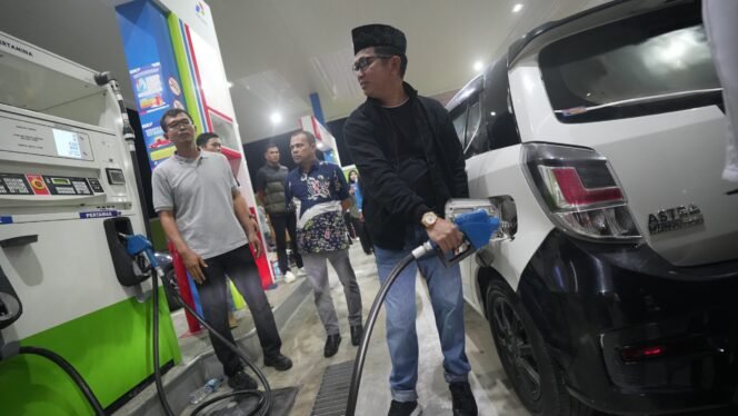 
					Executive General Manager (EGM) Pertamina Patra Niaga Regional Kalimantan Alexander Susilo bersama Wali Kota Balikpapan, Rahmad Mas'ud meninjau langsung kondisi Stasiun Pengisian Bahan Bakar Umum (SPBU) di sejumlah titik di kota Balikpapan, Rabu (21/05/25)malam.