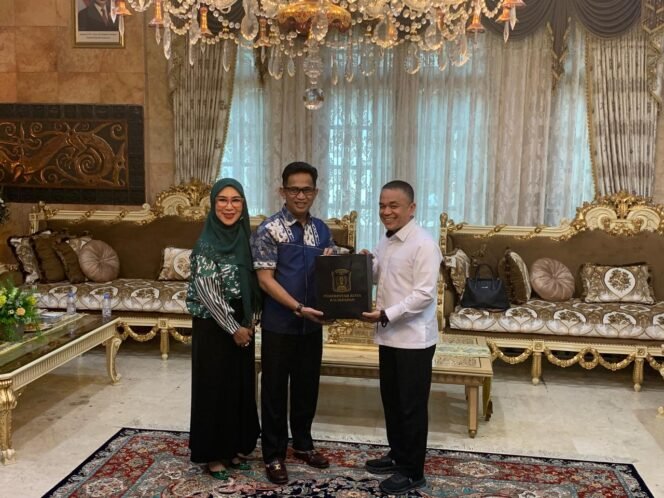 
					Pemerintah Kota (Pemkot) Palu melakukan kunjungan kerja ke Kota Balikpapan untuk memperkuat kerja sama bilateral di sektor perdagangan dan jasa, Jumat (30/5/2024).