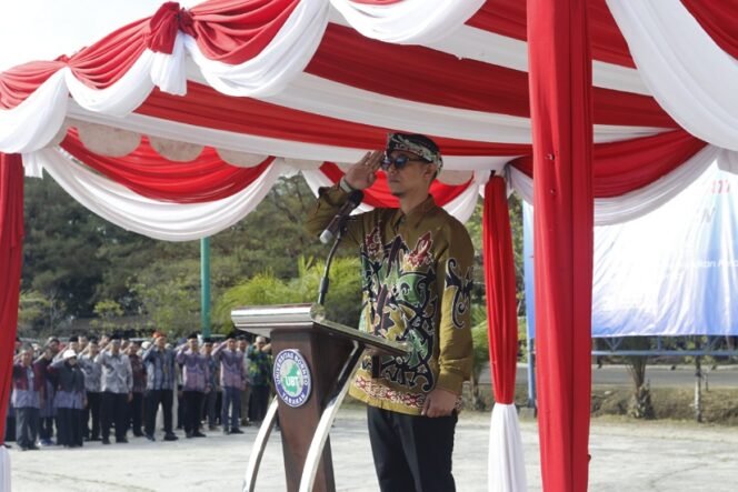 
					Rektor UBT Prof. Dr. Yahya Ahmad Zein jadi inspektur di upacara Hardiknas 2025. Foto: Humas UBT.
