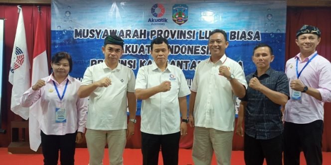 
					Dr. Bustan Ketum Federasi Akuatik Indonesia Kaltara Foto Bersama dengan Wakil III Ketua KONI Kaltara dan Kepala Bidang Organisasi Pengurus Pusat Federasi Akuatik Indonesia. Foto: fokusborneo.com 