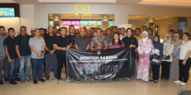 
					Kapolda Kaltara Irjen Pol Hary Sudwijanto Foto Bersama dengan Keluarga Polri dan Masyarakat Usai Menonton Film Sayap-Sayap Patah 2. Foto: fokusborneo.com