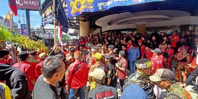 
					Aksi Damai Aliansi Gabungan Organisasi Masyarakat Adat Daerah Kota Tarakan dan Kaltara Tolak Grib Jaya. Foto: fokusborneo.com