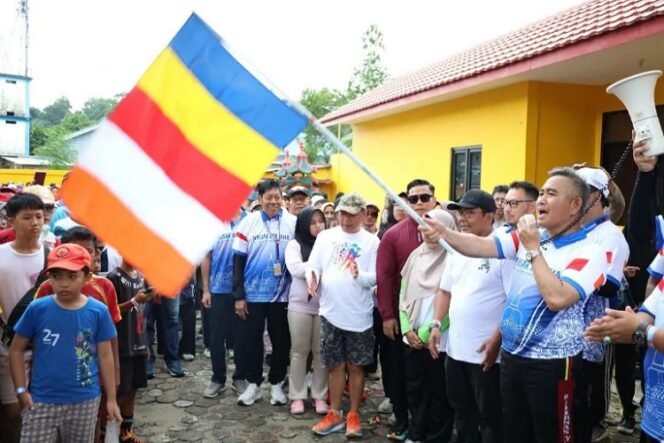 
					Wali kota Tarakan dr. Khairul melepas jalan sehat peringatan Waisak. Foto: Humas Pemkot