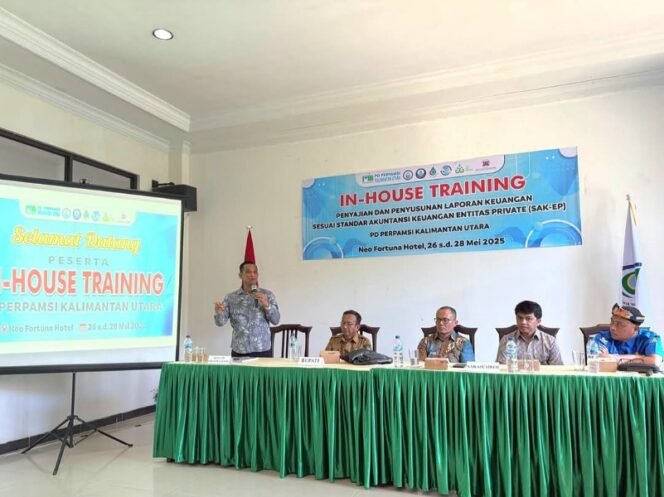 
					Ketua PD PERPAMSI Kaltara Iwan Setiawan memberikan pengarahan di IHT pembuatan laporan keuangan kepada Akuntan PDAM se-Kaltara. Foto: ist