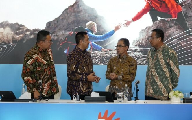 
					kiri ke kanan) Direktur Human Capital Management Telkom Henry Christiadi, Wakil Direktur Utama Telkom Muhammad Awaluddin, Direktur Wholesale & International Service Telkom Honesti Basyir, dan Direktur Network Telkom Nanang Hendarno pada acara Rapat Umum Pemegang Saham Tahunan (RUPST) Tahun Buku 2024, di Jakarta, pada Selasa (27/5). Foto: Telkom
