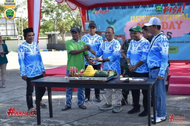 
					Bupati Bulungan, Syarwani, S.Pd, M.Si beserta jajaran DPRD, Forkopimda, pimpinan OPD, pimpinan Perusahaan, serikat pekerja dan buruh, serta para pelaku dunia usaha dan industri menghadiri Peringatan Hari Buruh Internasional, May Day pada 1 Mei yang digelar di halaman Kantor Bupati, Kamis (1/5/2025). 