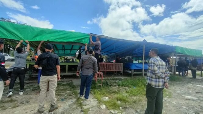 
					Penertiban bangunan kios pedagang ayam hidup di Pasar Induk, Tanjung Selor dilakukan Dinas Koperasi Usaha Kecil dan Menengah, Perindustrian dan Perdagangan (DKUKMPP) Bulungan, Jumat (2/5/2025).