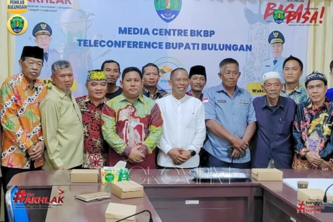 
					Bupati Bulungan, Syarwani, S.Pd, M.Si didampingi Kepala Kesbangpol, Dharmawan, S.Sos, MAP yang menyerahkan bantuan dana hibah di Kantor Kesbangpol Bulungan di Jl Meranti, Tanjung Selor, Jumat (2/5/2025).