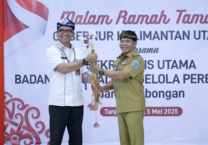 
					KUNJUNGAN KERJA : Gubernur Kaltara, Dr H Zainal A Paliwang, SH, M.Hum menyambut kedatangan Sestama BNPP-RI, Komjen Pol Makhruzi Rahman pada Acara Ramah Tamah di Rujab Gubernur, Senin (5/5) malam.