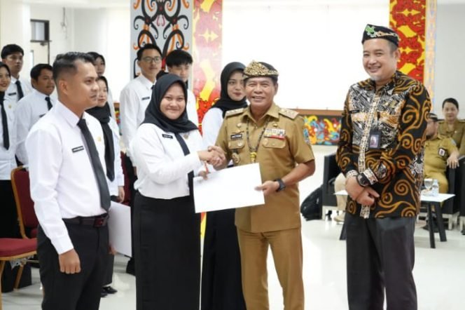 
					PENYERAHAN SK : Gubernur Kaltara, Dr. H. Zainal A. Paliwang, SH, M.Hum menyerahkan SK CPNS di Lingkungan Pemprov Kaltara, Selasa (6/5).