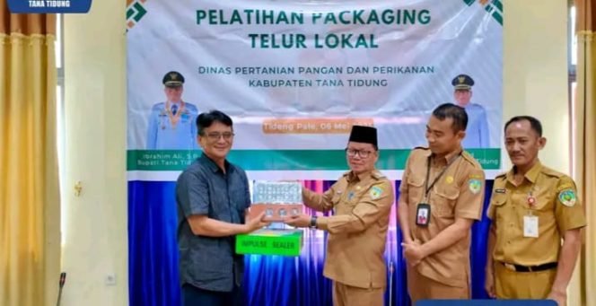 
					Wakil Bupati Tana Tidung, Bapak Sabri, didampingi kepala dinas pertanian pangan dan perikanan beserta kepala dinas perindustrian, perdagangan, koperasi dan umkm secara resmi membuka kegiatan pelatihan packaging telur lokal yang digelar di ruang rapat wakil bupati, Selasa (06/04/25)