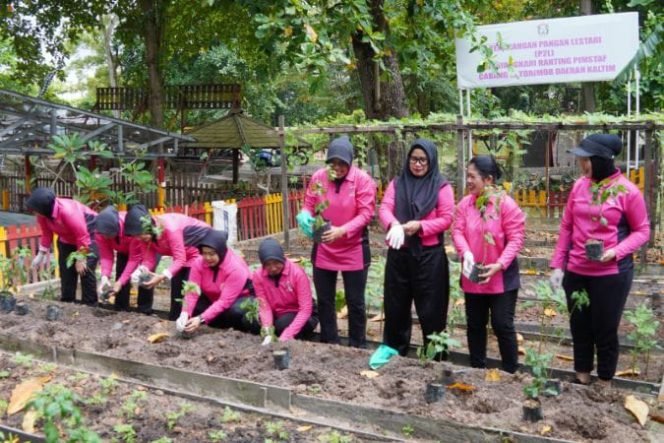 
					Bhayangkari Ranting Staf Sat Cabang Satbrimobda Kaltim menunjukkan komitmennya dalam mendukung program ketahanan pangan dengan melaksanakan kegiatan penanaman sayuran. Aksi positif ini difokuskan di area Pekarangan Pangan Lestari (P2L) yang berlokasi di lingkungan Asrama Brimob, Jalan Jenderal Sudirman, Stalkuda, Balikpapan, pada Jumat, 9/5/2025. 