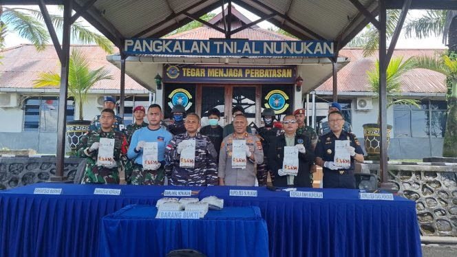 
					Upaya penyelundupan narkoba jenis sabu-sabu seberat 11,5 kilogram dari Malaysia berhasil digagalkan oleh tim gabungan TNI AL pada Kamis, 9 Mei 2025