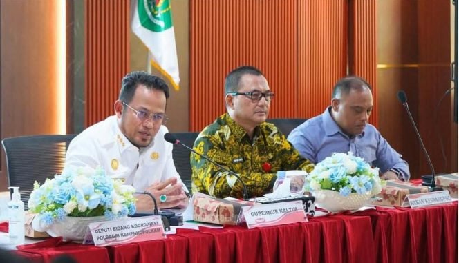 
					 Gubernur Kalimantan Timur, Rudy Mas'ud, menghadiri Rapat Monitoring Penanganan Organisasi Masyarakat (Ormas) yang Terafiliasi Premanisme di Ruang Rapat Bina Bangsa, Badan Kesbangpol Kaltim, pada Minggu (11/05/2025). 
