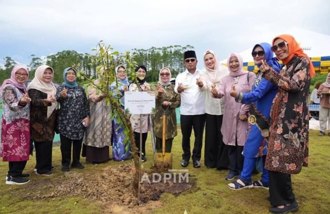 
					Memantau progres pembangunan di Ibu Kota Nusantara (IKN), Menteri Pemberdayaan Perempuan dan Perlindungan Anak (PPPA) Republik Indonesia, Hj. Arifatul Choiri Fauzi, melakukan kunjungan ke Otorita IKN, Senin (12/5/2025).