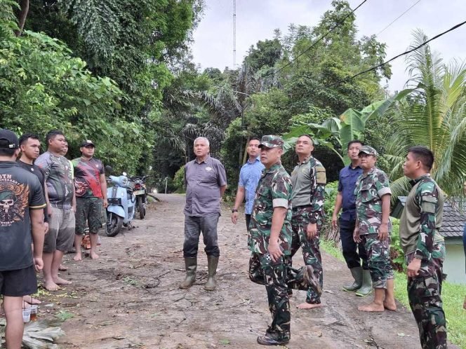 
					Pangdam VI/Mulawarman, Mayjen TNI Rudy Rachmat Nugraha, S.I.P., M.Sc., meninjau langsung lokasi terdampak bencana banjir di Markas Batalyon Infanteri 611/Awang Long, Jalan Soekarno Hatta Km 2,5, Loa Janan, Kutai Kartanegara, pada Senin (12/05/25) sore