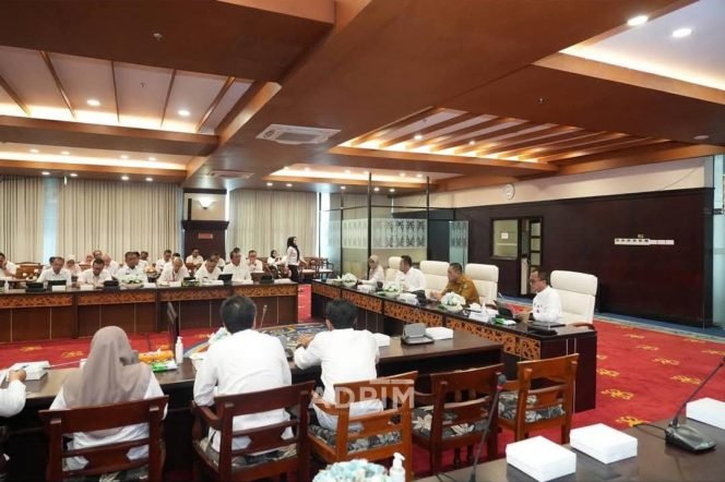 
					Dalam upaya mencapai swasembada beras, Gubernur Rudy telah memimpin Morning Briefing dengan para kepala OPD Pemprov Kaltim untuk membahas strategi dan langkah konkret yang harus dilakukan, Rabu (14/5/2025). 