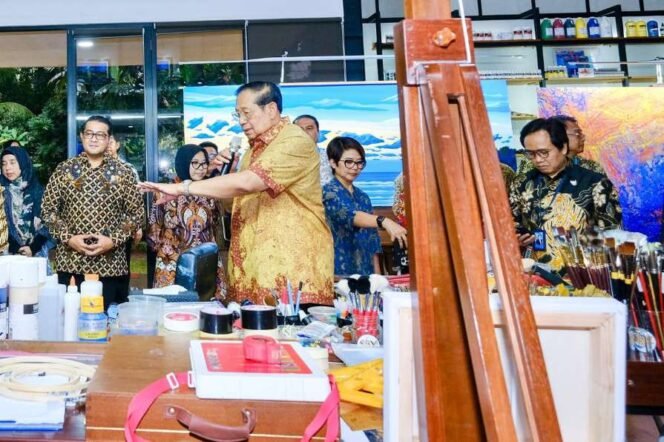 
					Kementerian Ekonomi Kreatif/Badan Ekonomi Kreatif (Kemenekraf) melakukan kunjungan kerja ke Cikeas Art Gallery milik Presiden ke-6 RI, Susilo Bambang Yudhoyono (SBY), yang berlokasi di Puri Cikeas, Kabupaten Bogor, Jawa Barat (14/5).