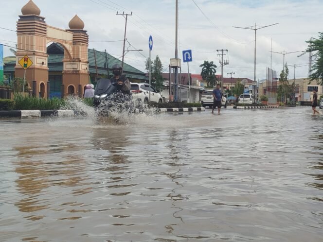 
					Debit air Sungai Kayan yang terus meningkat dalam beberapa hari terakhir, telah menimbulkan sejumlah wilayah di Tanjung Selor tergenang banjir.
