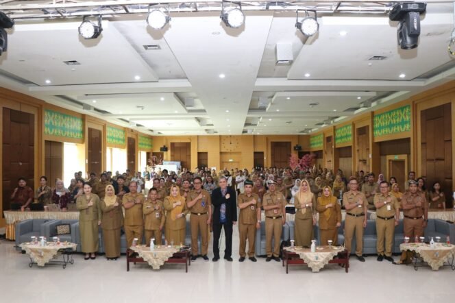 
					Penjabat (Pj) Sekretaris Provinsi (Sekprov) Kaltara, Dr. Bustan, S.E., M.Si saat membuka kegiatan Pendampingan Pembangunan Zona Integritas (ZI) di Ruang Pertemuan lantai 6 RSUD dr. H. Jusuf SK, Senin (19/5/2025).
