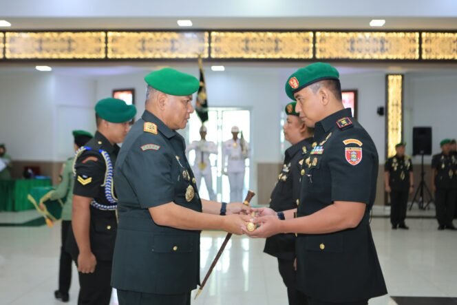 
					Pangdam VI/Mulawarman, Mayjen TNI Rudy Rachmat Nugraha, S.I.P., M.Sc., memimpin upacara Serah Terima Jabatan Kapoksahli Pangdam VI/Mulawarman, Penyerahan Jabatan Katopdam VI/Mlw dan Dandeninteldam VI/Mlw,  di Aula Makodam VI/Mulawarman, Senin (19/05/25).