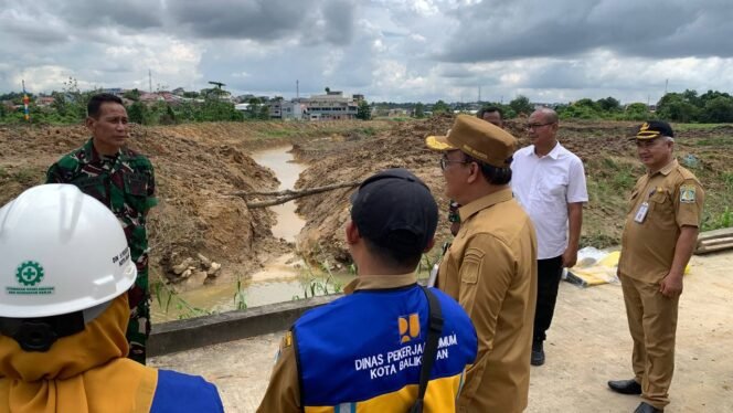 
					Wakil Wali Kota Balikpapan, H Bagus Susetyo, turun langsung meninjau pengerjaan proyek pengendalian banjir di kawasan Hulu Sungai Ampal , Senin (19/5/2025)