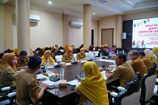 
					Rapat Koordinasi Berau Menuju Kabupaten Layak Disabilitas dilakukan Dinas Pengendalian Penduduk, Keluarga Berencana, Pemberdayaan Perempuan dan Perlindungan Anak (DPPKBPPPA) bersama instansi terkait di Ruang Rapat Kakaban Setda Berau, Senin (19/5/2025).