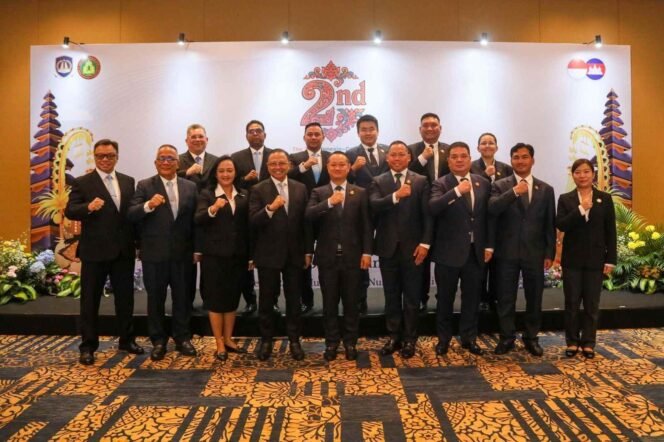 
					Direktorat Jenderal Imigrasi Kementerian Imigrasi dan Pemasyarakatan Republik Indonesia menjadi tuan rumah Pertemuan Bilateral Kedua (The 2nd Bilateral Meeting) dengan Imigrasi  Kerajaan  Kamboja yang digelar di  Bali  pada  Senin  (19/5).  